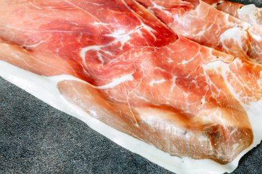 İtalyan prosciutto crudo veya jamon. Çiğ jambon. Üzerinde izole 