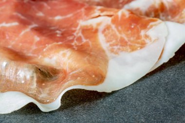 İtalyan prosciutto crudo veya jamon. Çiğ jambon. Üzerinde izole 