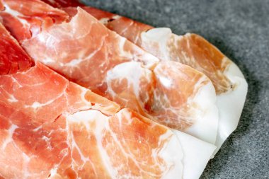 İtalyan prosciutto crudo veya jamon. Çiğ jambon. Üzerinde izole 