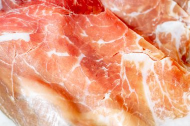 İtalyan prosciutto crudo veya jamon. Çiğ jambon. Üzerinde izole 