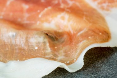 İtalyan prosciutto crudo veya jamon. Çiğ jambon. Üzerinde izole 
