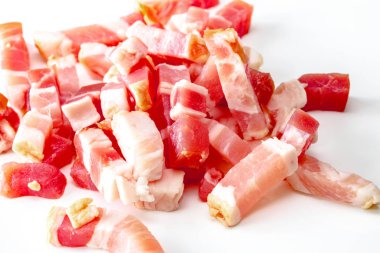 beyaz zemin üzerine pastırma füme