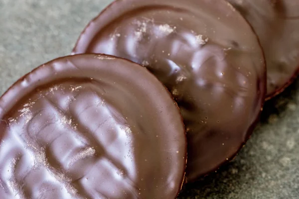 Biscuits sablés au chocolat cerise sur un fond vintage — Photo