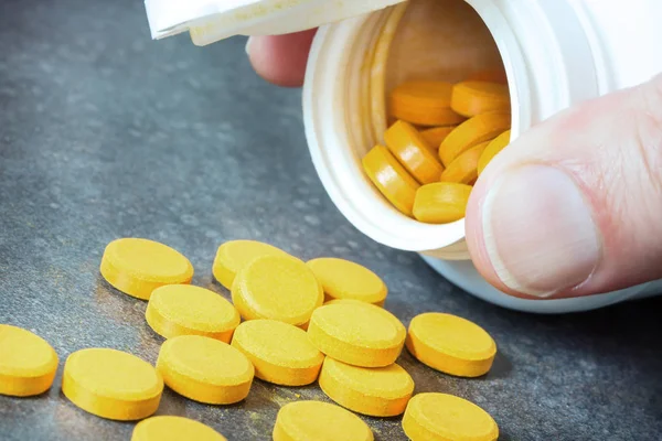 Kurkuma-Tabletten, ein natürliches Nahrungsergänzungsmittel mit mehreren Vorzügen — Stockfoto