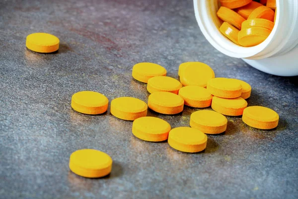 Kurkuma tabletki, suplement naturalny pokarm z wielu cnót — Zdjęcie stockowe