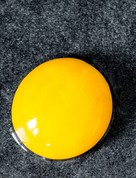 Huevo roto sin su cáscara sobre fondo vintage —  Fotos de Stock