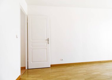 İç kapı ile modern ev açmak