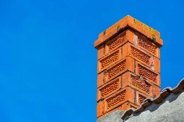 Chaminé de tijolo no telhado da casa — Fotografia de Stock