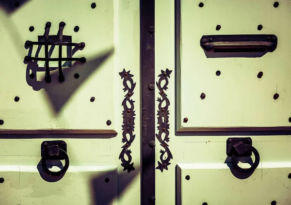 Vintage grön dörr med svart mönster — Stockfoto