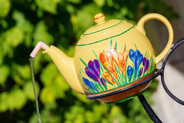 Wasser fließt aus dekorativer Teekanne — Stockfoto