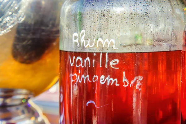 Botella de ron con bebida de jengibre en el fondo — Foto de Stock