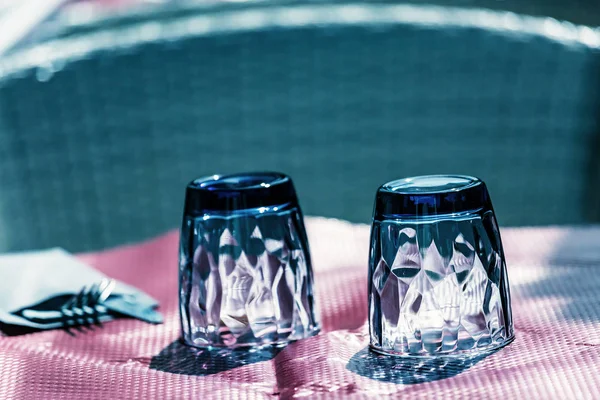 Dos vasos de diseño de cristal mantenidos en la mesa — Foto de Stock