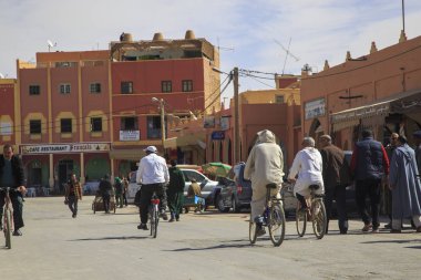 Arkadan görünüş işlek cadde insan