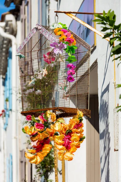 Gabbia per uccelli in legno vintage con fiori — Foto Stock