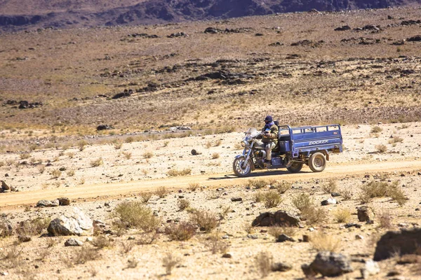 Άνθρωπος την οδήγηση αυτοκινήτων τζιπ στην έρημο — Φωτογραφία Αρχείου
