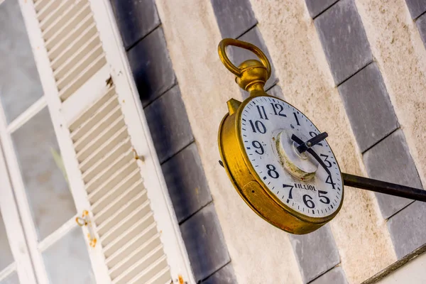 Antiguo reloj sobre la ventana de un relojero — Foto de Stock