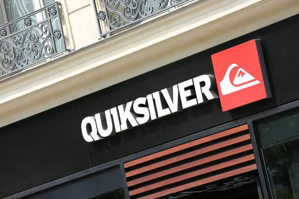 Exterior of Quiksilver store with logo — Stock Photo, Image