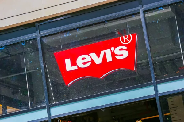 Entrada de la tienda Levis con logo en la pared de cristal — Foto de Stock