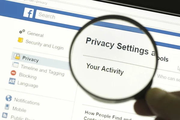 Рука с увеличительным стеклом и увеличением слова "Privacy settings" " — стоковое фото