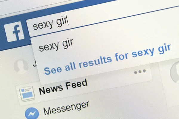 Sexy dziewczyna word zapisuje w pasku wyszukiwania Facebook — Zdjęcie stockowe