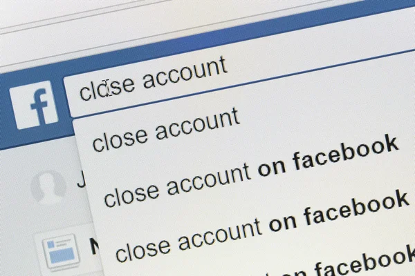 Pasek wyszukiwania Facebook szuka informacji o zamknięcie swojego konta użytkownika — Zdjęcie stockowe