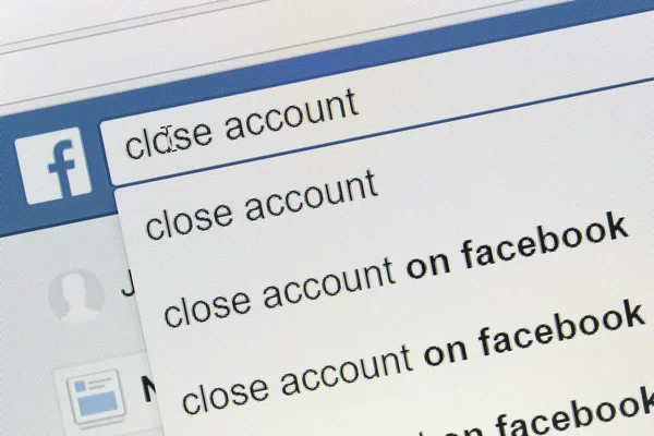 onun hesabını kapatma hakkında bilgi arayan bir kullanıcının Facebook arama çubuğu