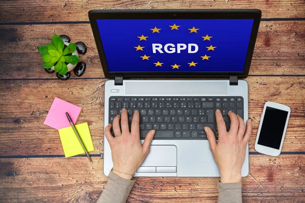 Nő olyan számítógépet használ, a zászló az Európai Unió a Rgpd szó belsejében a képernyőn — Stock Fotó