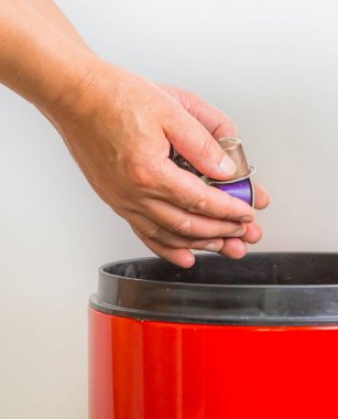 Metal espresso kahve kapsül çöpe at