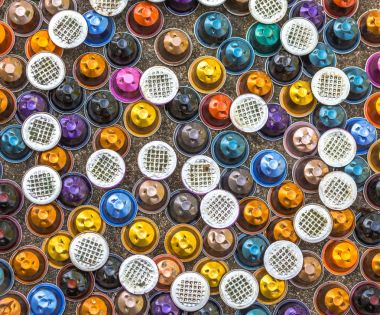 Metal espresso kahve kapsül çevre sorunu konsepti ile gülen