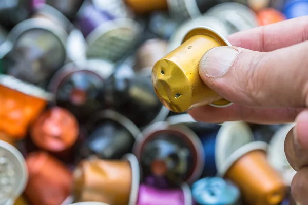 Dumped plastica e metallo capsule di caffè espresso problema ambientale — Foto Stock