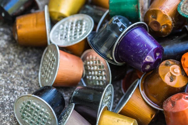 Bote de plástico y cápsulas de café expreso de metal tema ambiental — Foto de Stock