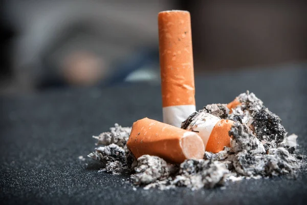 Högen av cigaretter som röks i en hög av aska — Stockfoto