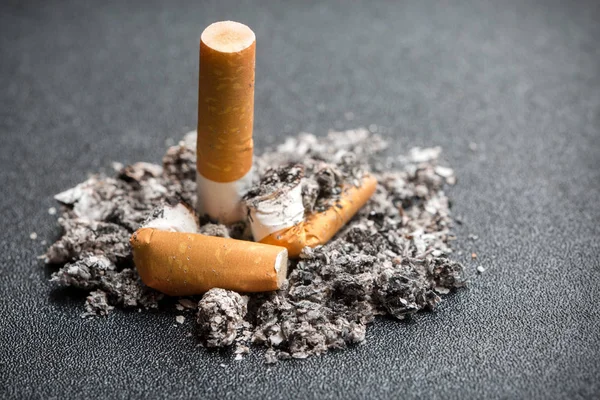 Högen av cigaretter som röks i en hög av aska — Stockfoto