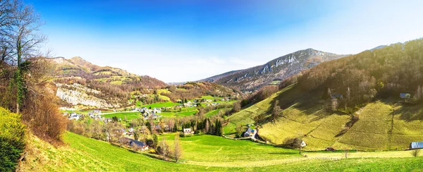 Panoramic view of typical village located in green valley — Stock Photo, Image