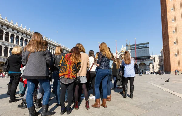 Group of students women standing in the st mark square — Stock Photo, Image