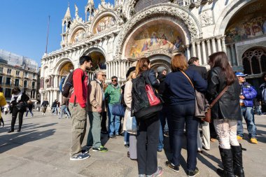 St. Mark Bazilikası 'nın önünde duran bir grup öğrenci kadın.
