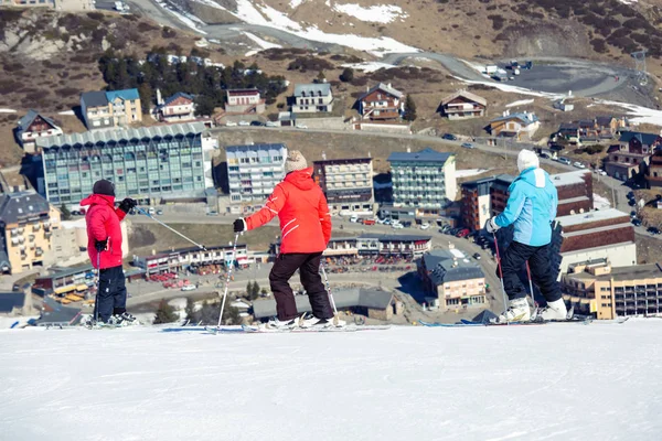 Anonymní lyžaři se dívají na město z hor — Stock fotografie