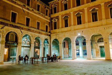 Geceleri meydanda dinlenen insanlar