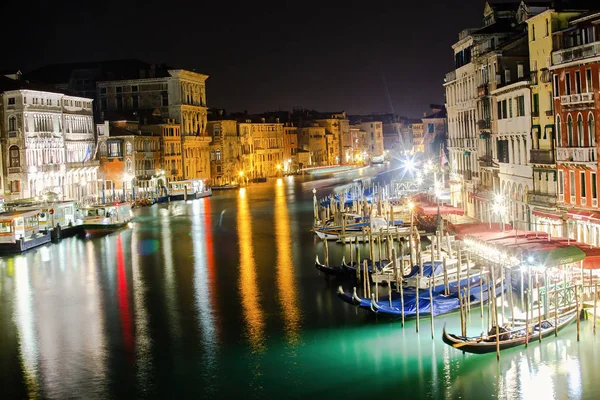 Canal calme dans la rue éclairée la nuit — Photo