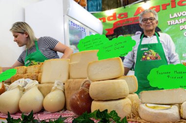 Hakiki bufala mozzarella peyniri yerel bir markette peynir tabağında sunuluyor.