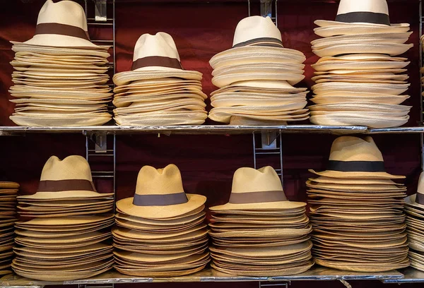 Assortimento di autentico cappello panama fatto a mano su uno scaffale — Foto Stock