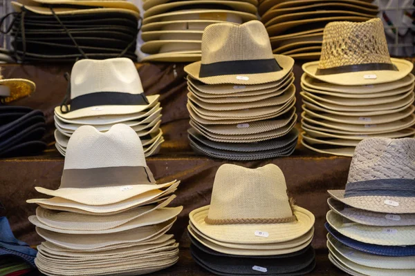 Assortimento di autentico cappello panama fatto a mano su uno scaffale — Foto Stock