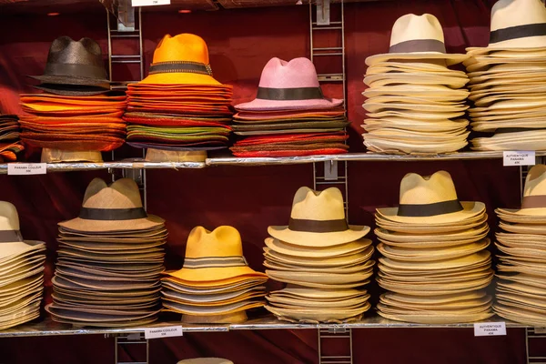 Assortimento di autentico cappello panama fatto a mano su uno scaffale — Foto Stock