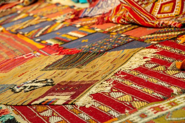 Assortment of Moroccan carpets resting on the ground in a souk — Stock Photo, Image