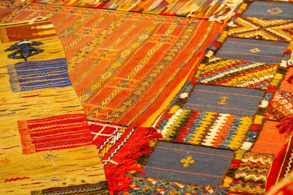 Ассортимент марокканских ковров, лежащих на земле на базаре — стоковое фото