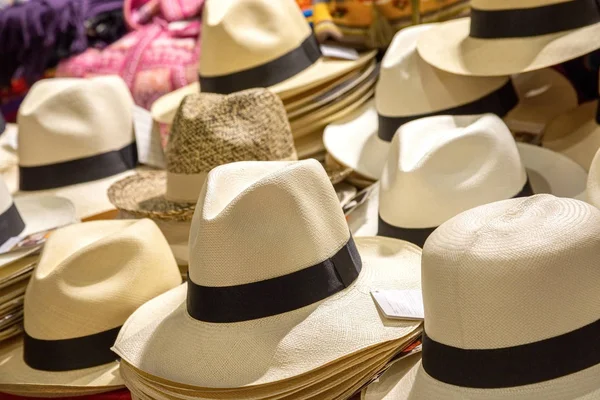 Surtido de sombrero panama genuino hecho a mano en un estante —  Fotos de Stock