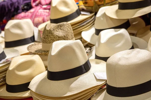 Assortimento di autentico cappello panama fatto a mano su uno scaffale — Foto Stock