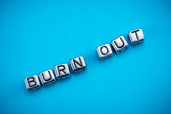 Έννοια burnout φόντο με κυβικά μεταλλικά γράμματα — Φωτογραφία Αρχείου
