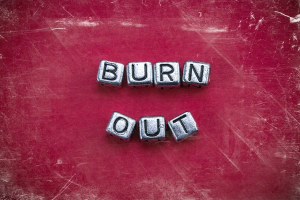 Έννοια burnout φόντο με κυβικά μεταλλικά γράμματα — Φωτογραφία Αρχείου