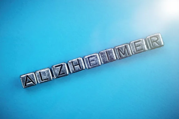 Doença de Alzheimer conceito de fundo com letras de metal cúbico — Fotografia de Stock